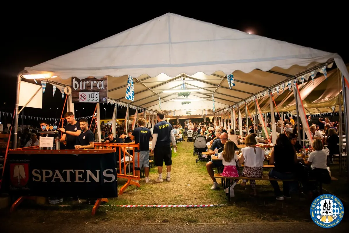 PATROCINI PURE A BIRRA E SALSICCE: ECCO LA FABBRICA DEL CONSENSO