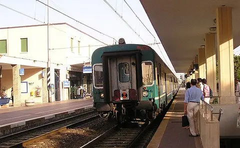 DUE NORDAFRICANI RIFIUTANO DI PAGARE IL BIGLIETTO E PROSEGUONO IL VIAGGIO: REGIONALE CON 70 PASSEGGERI BLOCCATO A LORETO