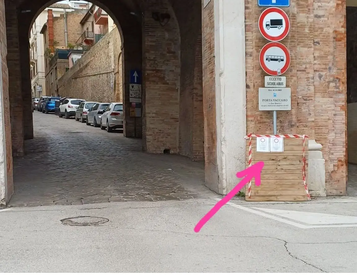 IL CARNEVALE DELL'ASSURDO, TRA BANCALI, FIL DI FERRO E IL MISTERO DELLA GRU INTERMITTENTE