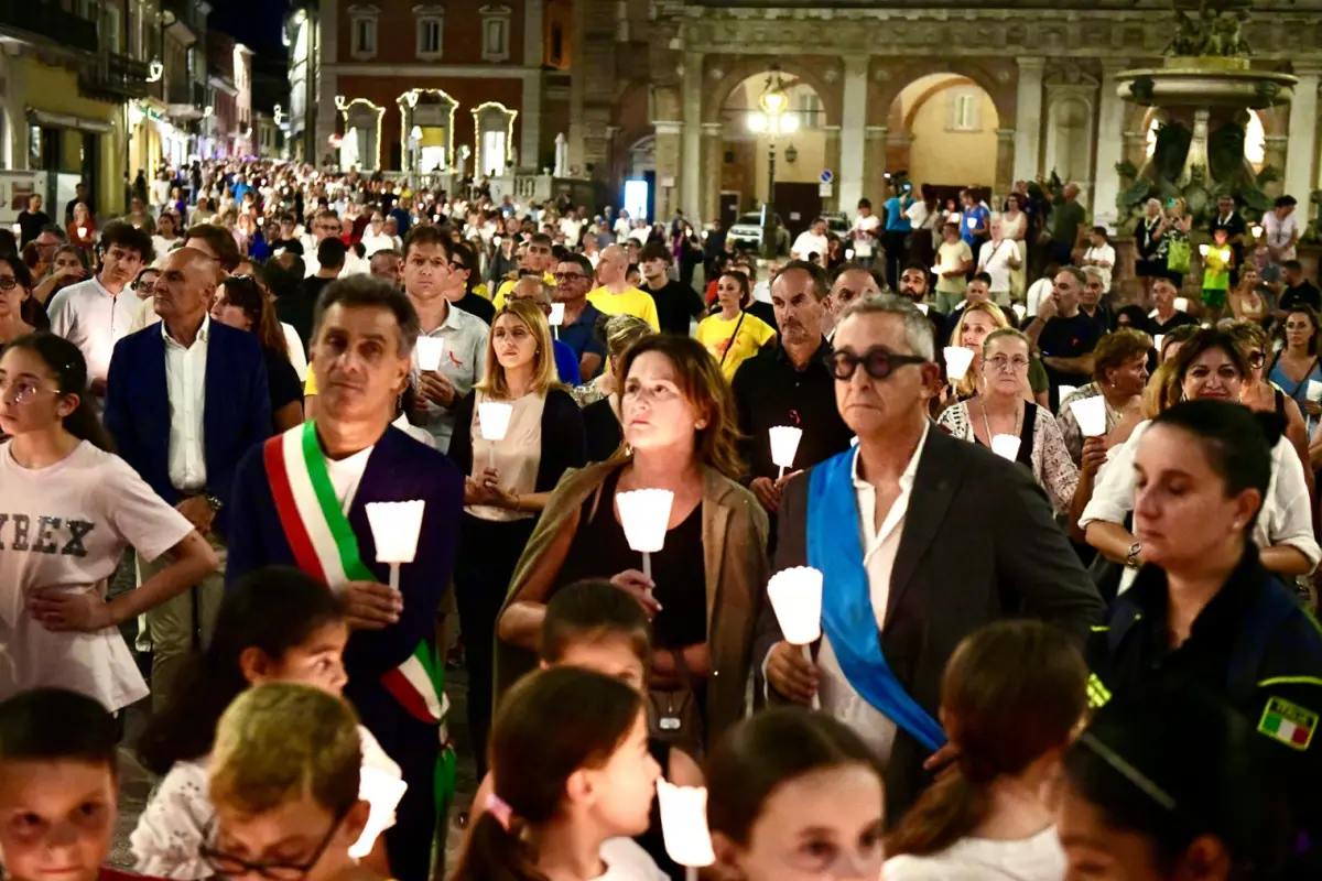LA NOTTE PIU' LUNGA DI LORETO, UN TAPPETO DI FIAMMELLE PER L'ADDIO A GINA