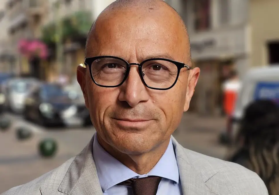 MONARCA DI FILM COMMISSION, DOPPIO STIPENDIO AD AGOSTINI (FdI), PRESIDENTE E DIRETTORE, BLINDATO NEL SILENZIO