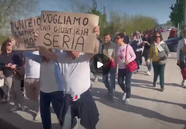 SCOSSICCI, LA PROTESTA ANIMALISTA SALE DI LIVELLO E PUNTA ALLE FINESTRE DEL PM CICCIOLI