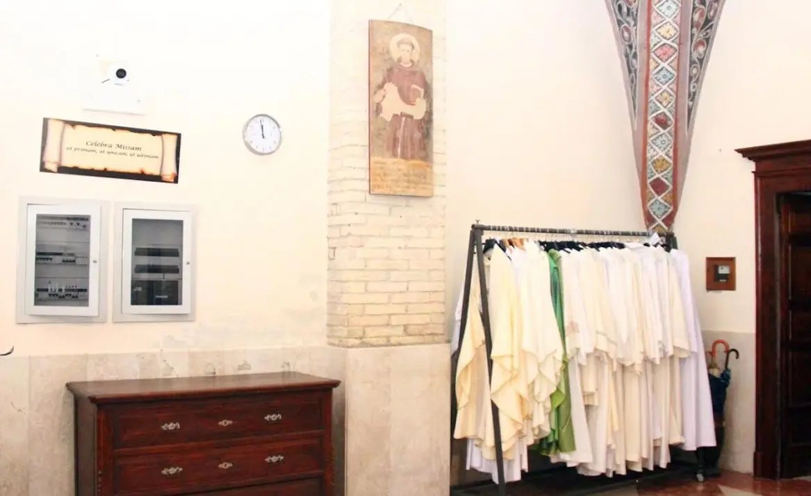 L'AFFRESCO DI SAN FRANCESCO A OSIMO? SOLO UN OSPITE DAL 2015, PER GIUNTA RELEGATO IN SAGRESTIA!