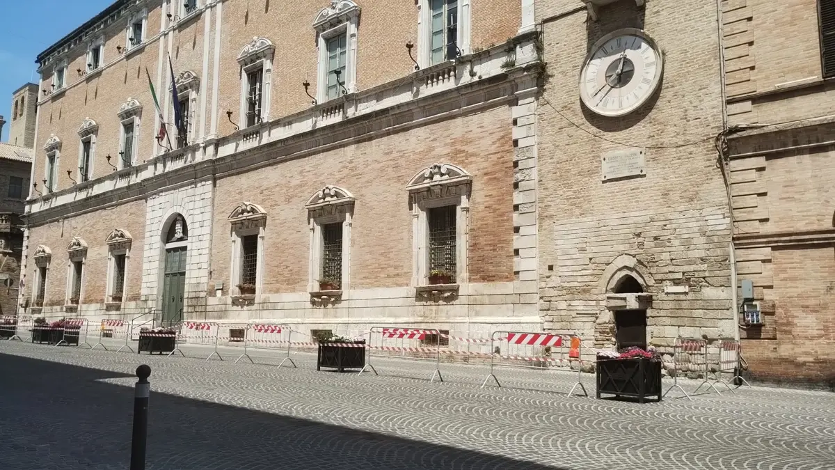 PALAZZO COMUNALE A 10 ANNI DAL TERREMOTO: L'IMMOBILITA' POLITICA SI MANGIA UN TESORETTO IN MAGGIORI COSTI!