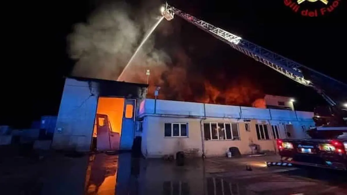 GLORIO SVUOTA L'INTERA CASERMA E PORTA TUTTI I POMPIERI A TEATRO!