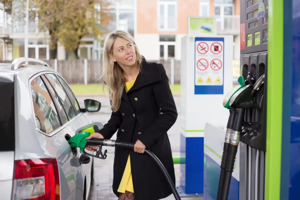 CARBURANTI, L’ILLUSIONE DEL TETTO AL PREZZO: IL GOVERNO COPRE LE ACCISE CON I SOLDI DI ENI