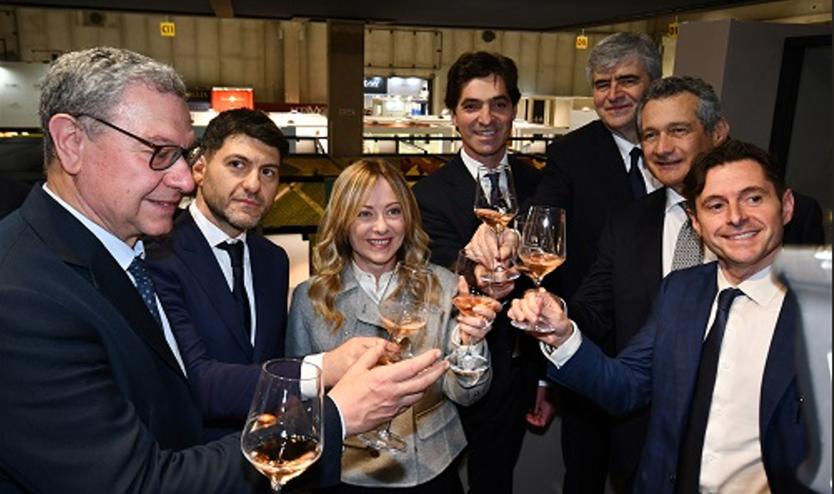 ACQUAROLI BRINDA AGLI AFFARI DI VERONA: MEZZO MILIONE PER L'ESTERNA DI VINITALY AD ANCONA, PROMOZIONE USA E GETTA