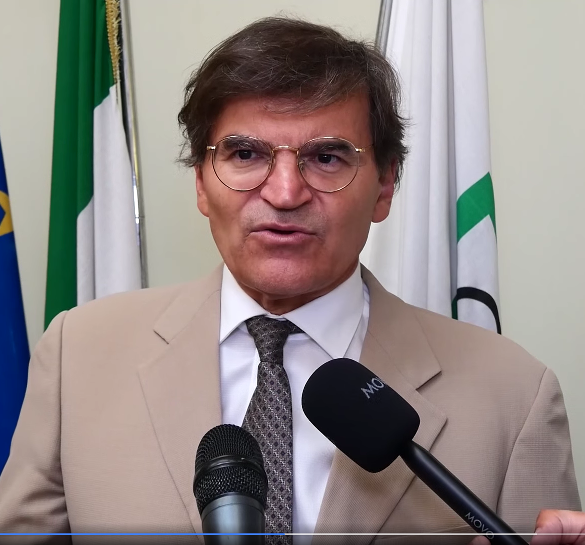 LA FIRMA LATINI SULLA LEGGE ITALIANA ANTI-SOCIAL: «FISSARE LO SCUDO A 16 ANNI»