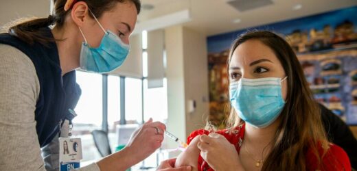 COVID, OBBLIGO VACCINALE OVER 50, GIUDICE DI PACE ANNULLA MULTEFANO, STORICA SENTENZA: “IL VACCINO NON IMPEDISCE IL CONTAGIO”