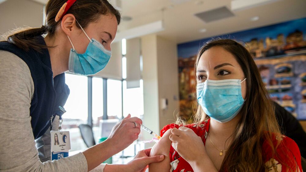 COVID, OBBLIGO VACCINALE OVER 50, GIUDICE DI PACE ANNULLA MULTEFANO, STORICA SENTENZA: “IL VACCINO NON IMPEDISCE IL CONTAGIO”