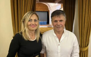 𝗜𝗡 𝗣𝗘𝗡𝗦𝗜𝗢𝗡𝗘 𝗣𝗔𝗢𝗟𝗢 𝗟𝗔𝗦𝗖𝗔, 𝗦𝗧𝗢𝗥𝗜𝗖𝗢 𝗖𝗨𝗦𝗧𝗢𝗗𝗘 𝗧𝗨𝗧𝗧𝗢 𝗙𝗔𝗥𝗘 𝗗𝗘𝗟 𝗖𝗔𝗠𝗣𝗔𝗡𝗔“𝗤𝗨𝗔𝗡𝗧𝗘 𝗔𝗟𝗭𝗔𝗧𝗔𝗖𝗖𝗘, 𝗔𝗟𝗟𝗘 𝟯 𝗗𝗜 𝗡𝗢𝗧𝗧𝗘, 𝗣𝗘𝗥 𝗟𝗘 𝗠𝗢𝗦𝗧𝗥𝗘 𝗗𝗜 𝗦𝗚𝗔𝗥𝗕𝗜…”