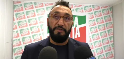 “𝗖𝗜 𝗣𝗘𝗡𝗦𝗢 𝗜𝗢 𝗔 𝗟𝗘𝗜…”, 𝗔𝗦𝗦𝗢𝗟𝗧𝗢 𝗔𝗨𝗧𝗢𝗠𝗢𝗕𝗜𝗟𝗜𝗦𝗧𝗔𝗔𝗣𝗢𝗦𝗧𝗥𝗢𝗙𝗔𝗧𝗔 𝗖𝗢𝗦𝗜’ 𝗨𝗡𝗔 𝗜𝗦𝗣𝗘𝗧𝗧𝗥𝗜𝗖𝗘 𝗗𝗘𝗟 𝗖𝗢𝗠𝗠𝗜𝗦𝗦𝗔𝗥𝗜𝗔𝗧𝗢