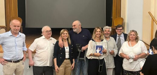 𝗜𝗡 𝗥𝗘𝗚𝗔𝗟𝗢 𝗨𝗡𝗔 𝗜𝗠𝗠𝗔𝗚𝗜𝗡𝗘 𝗖𝗛𝗘 𝗧𝗥𝗔 𝟭𝟬𝟬 𝗔𝗡𝗡𝗜 𝗣𝗢𝗧𝗥𝗘𝗕𝗕𝗘 𝗩𝗔𝗟𝗘𝗥𝗘 𝗢𝗥𝗢𝗜𝗡𝗦𝗜𝗘𝗠𝗘 𝗜𝗟 𝗦𝗜𝗡𝗗𝗔𝗖𝗢 𝗣𝗜𝗥𝗔𝗡𝗜 𝗘 𝗜𝗟 𝗖𝗥𝗘𝗔𝗧𝗢𝗥 𝗗𝗜 𝗢𝗦𝗜𝗠𝗢 𝗢𝗚𝗚𝗜 𝗣𝗔𝗡𝗚𝗥𝗔𝗭𝗜