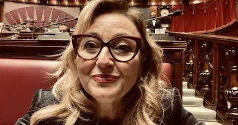 𝗟𝗔 𝗔𝗟𝗕𝗔𝗡𝗢 𝗔 𝗥𝗜𝗦𝗖𝗛𝗜𝗢 𝗣𝗢𝗟𝗧𝗥𝗢𝗡𝗔, 𝗦𝗨𝗟 𝗖𝗔𝗡𝗢𝗡𝗘 𝗥𝗔𝗜 𝗦𝗕𝗔𝗚𝗟𝗜𝗔 𝗣𝗨𝗟𝗦𝗔𝗡𝗧𝗘!𝗜𝗡𝗖𝗔𝗭𝗭𝗔𝗧𝗔 𝗡𝗘𝗥𝗔 𝗟𝗔 𝗠𝗘𝗟𝗢𝗡𝗜: “𝗠𝗔 𝗤𝗨𝗘𝗦𝗧𝗔 𝗡𝗢𝗡 𝗦𝗔 𝗡𝗘𝗔𝗡𝗖𝗛𝗘 𝗩𝗢𝗧𝗔𝗥𝗘?”