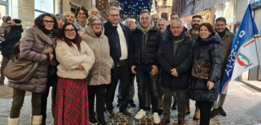 𝗙𝗢𝗧𝗢 𝗡𝗢𝗧𝗜𝗭𝗜𝗔𝗦𝗜𝗟𝗩𝗜𝗔 𝗦𝗜𝗠𝗢𝗡𝗖𝗜𝗡𝗜, 𝗦𝗢𝗥𝗘𝗟𝗟𝗔 𝗗𝗜 𝗦𝗧𝗘𝗙𝗔𝗡𝗢, 𝗖𝗢𝗡 𝗜 𝗙𝗥𝗔𝗧𝗘𝗟𝗟𝗜 𝗗𝗜 𝗢𝗦𝗜𝗠𝗢?𝗜𝗡 𝗔𝗧𝗧𝗘𝗦𝗔, 𝗙𝗢𝗥𝗦𝗘, 𝗗𝗘𝗟 𝗕𝗜𝗦 𝗖𝗜𝗩𝗜𝗖𝗢 𝗖𝗢𝗡 𝗟’𝗔𝗗𝗗𝗜𝗢 𝗗𝗜 𝗠𝗢𝗡𝗜𝗖𝗔 𝗕𝗢𝗥𝗗𝗢𝗡𝗜?