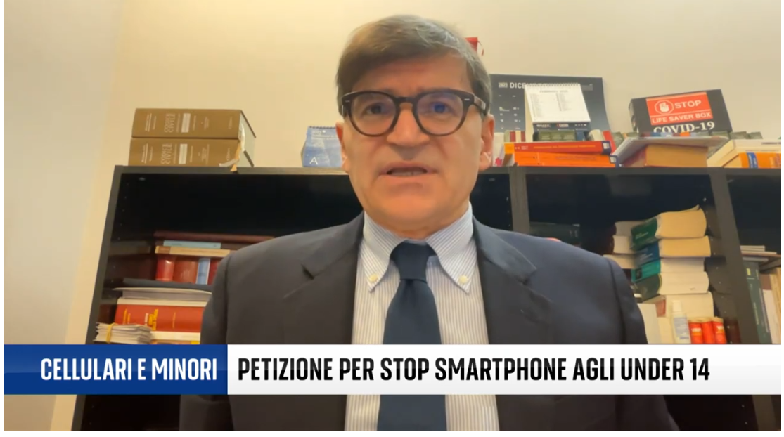 “𝗜𝗟 𝗚𝗢𝗩𝗘𝗥𝗡𝗢 𝗜𝗠𝗣𝗘𝗗𝗜𝗦𝗖𝗔 𝗟’𝗔𝗖𝗖𝗘𝗦𝗦𝗢 𝗔𝗜 𝗦𝗢𝗖𝗜𝗔𝗟 𝗔𝗜 𝗠𝗜𝗡𝗢𝗥𝗜 𝗗𝗜 𝟭𝟰 𝗔𝗡𝗡𝗜”𝗟𝗘 𝗠𝗔𝗥𝗖𝗛𝗘 𝗙𝗜𝗥𝗠𝗔𝗡𝗢 𝗣𝗘𝗥 𝗣𝗥𝗜𝗠𝗘, 𝗖𝗢𝗟 𝗣𝗥𝗘𝗦𝗜𝗗𝗘𝗡𝗧𝗘 𝗟𝗔𝗧𝗜𝗡𝗜, 𝗟𝗔 𝗣𝗘𝗧𝗜𝗭𝗜𝗢𝗡𝗘