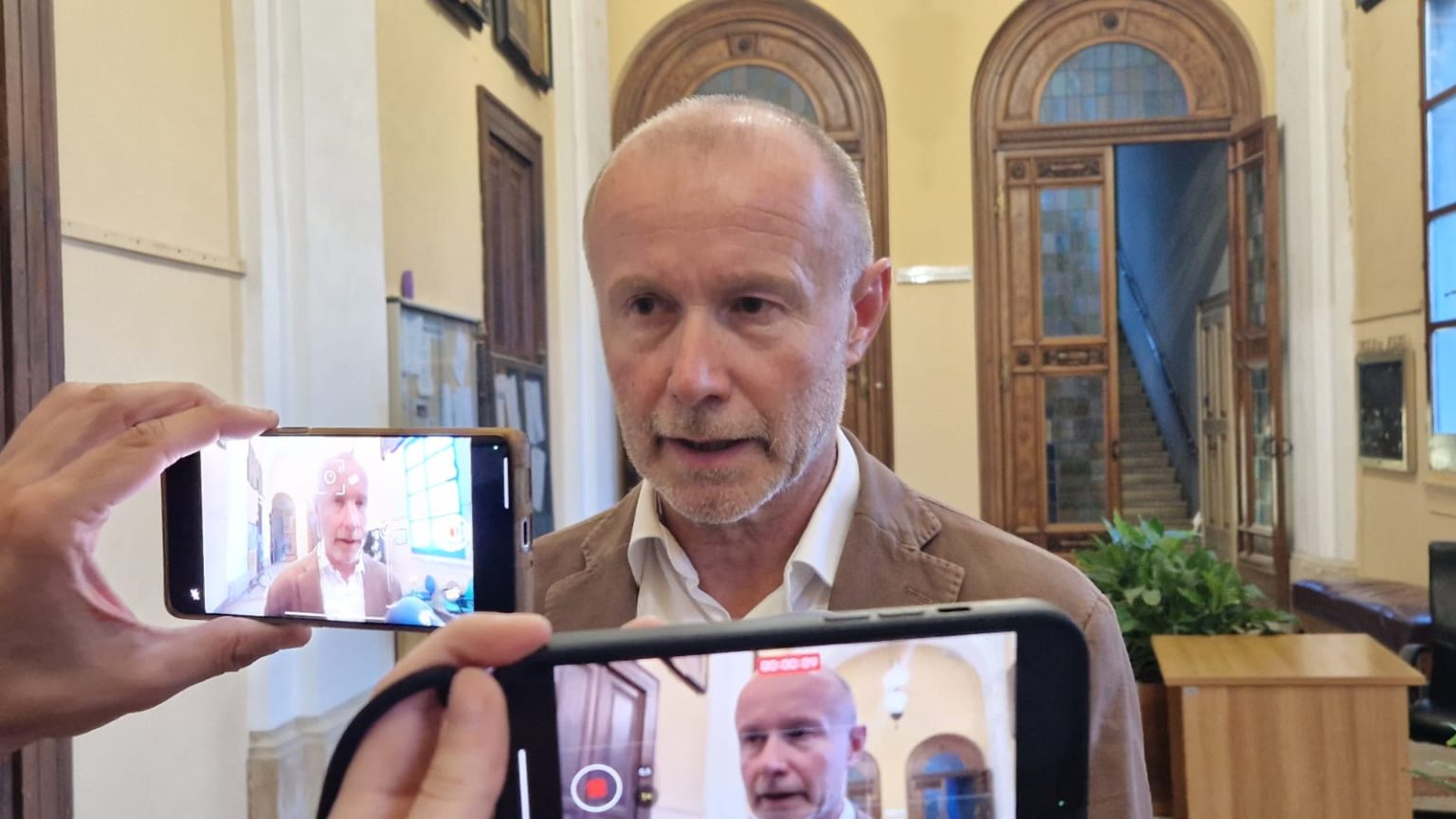 𝗣𝗜𝗥𝗔𝗡𝗜 𝗦𝗖𝗢𝗡𝗙𝗜𝗧𝗧𝗔 𝗜𝗡 𝗔𝗥𝗥𝗜𝗩𝗢, 𝗦𝗜 𝗔𝗩𝗩𝗜𝗖𝗜𝗡𝗔 𝗜𝗟 𝗧𝗘𝗠𝗣𝗢 𝗗𝗘𝗟𝗟𝗘 𝗦𝗣𝗜𝗘𝗚𝗔𝗭𝗜𝗢𝗡𝗜𝗖𝗜𝗩𝗜𝗖𝗜 𝗘 𝗖𝗘𝗡𝗧𝗥𝗢-𝗗𝗘𝗦𝗧𝗥𝗔 𝗦𝗣𝗔𝗖𝗖𝗔𝗧𝗜, 𝗟’𝗘𝗫 𝗦𝗜𝗡𝗗𝗔𝗖𝗢 𝗖𝗛𝗜 𝗥𝗔𝗣𝗣𝗥𝗘𝗦𝗘𝗡𝗧𝗔?