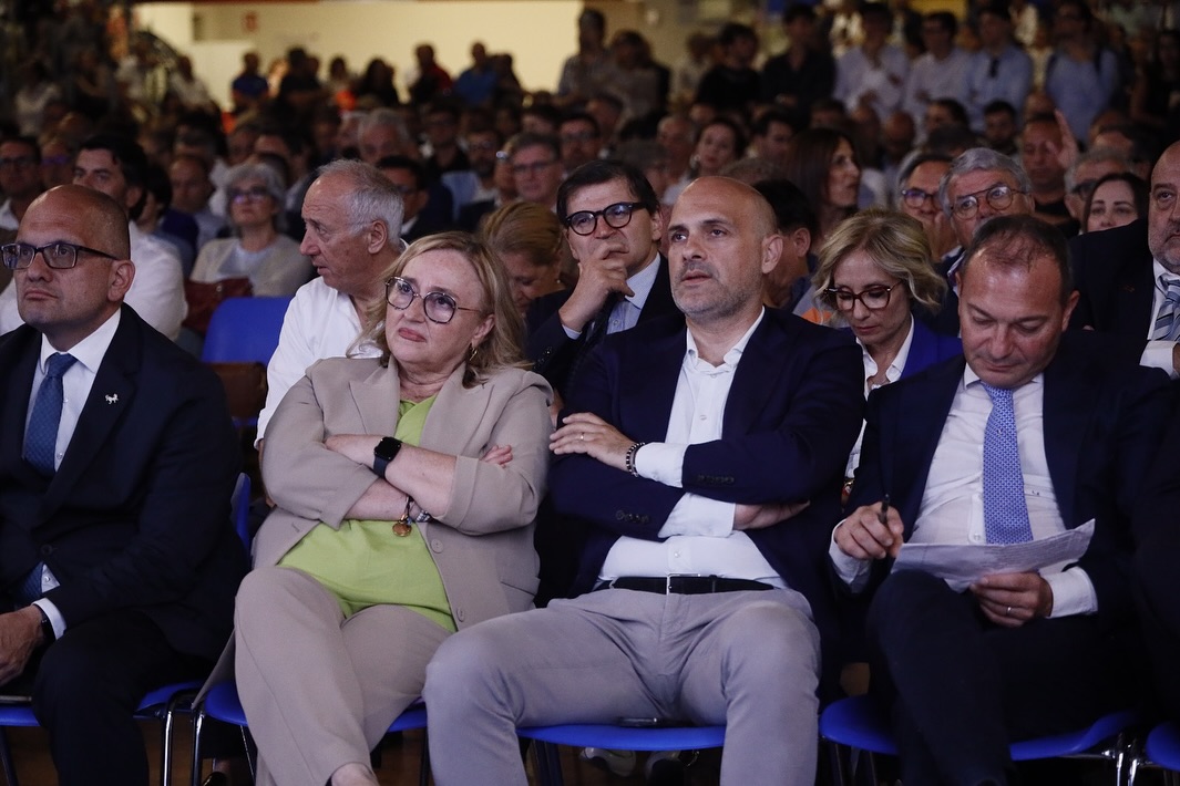𝗢𝗥𝗘 𝟮𝟮.𝟰𝟱, 𝗦𝗙𝗜𝗢𝗥𝗔𝗧𝗢 𝗟’𝗜𝗡𝗖𝗜𝗗𝗘𝗡𝗧𝗘 𝗗𝗜𝗣𝗟𝗢𝗠𝗔𝗧𝗜𝗖𝗢 𝗧𝗥𝗔 𝗔𝗖𝗤𝗨𝗔𝗥𝗢𝗟𝗜 𝗘 𝗟𝗔𝗧𝗜𝗡𝗜𝗟𝗜𝗦𝗧𝗢𝗡𝗘 𝗗𝗘𝗟 𝗣𝗥𝗘𝗦𝗜𝗗𝗘𝗡𝗧𝗘, 𝗣𝗥𝗘𝗙𝗘𝗥𝗜𝗧𝗜 𝗚𝗟𝗜 “𝗦𝗧𝗥𝗔𝗡𝗜” 𝗕𝗔𝗖𝗖𝗜 𝗘 𝗣𝗜𝗘𝗥𝗢𝗡𝗜