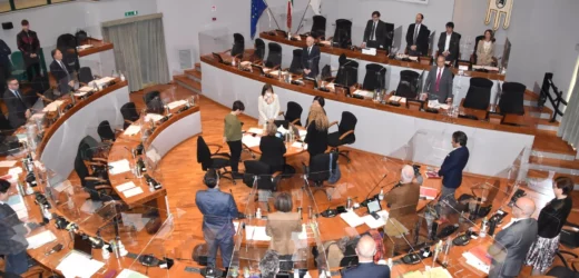 𝗔𝗭𝗭𝗘𝗥𝗔𝗧𝗢 𝗥𝗜𝗖𝗖𝗜 𝗔 𝗣𝗘𝗦𝗔𝗥𝗢, 𝗧𝗢𝗖𝗖𝗔 𝗢𝗥𝗔 𝗔 𝗙𝗘𝗥𝗠𝗢 𝗙𝗔𝗥𝗘 𝗟’𝗔𝗟𝗧𝗥𝗢 𝗡𝗢𝗠𝗘𝗖𝗢𝗥𝗥𝗨𝗭𝗜𝗢𝗡𝗘, 𝗟𝗔 𝗦𝗜𝗡𝗜𝗦𝗧𝗥𝗔 𝗣𝗘𝗥𝗗𝗘 𝟮-𝟬 𝗢 𝗦𝗜𝗔𝗠𝗢 𝗜𝗡 𝗣𝗘𝗥𝗙𝗘𝗧𝗧𝗔 𝗣𝗔𝗥𝗜𝗧𝗔’ 𝟭-𝟭?