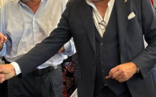 𝗦𝗢𝗥𝗣𝗥𝗘𝗦𝗔, 𝗦𝗔𝗟𝗩𝗜𝗡𝗜 𝗥𝗜𝗡𝗩𝗜𝗔 𝗥𝗜𝗧𝗢𝗥𝗡𝗢 𝗔 𝗥𝗢𝗠𝗔 𝗣𝗘𝗥 𝗦𝗔𝗟𝗜𝗥𝗘 𝗔 𝗙𝗜𝗟𝗢𝗧𝗧𝗥𝗔𝗡𝗢!“𝗙𝗔𝗧𝗘𝗠𝗜 𝗧𝗢𝗖𝗖𝗔𝗥𝗘 𝗖𝗢𝗡 𝗠𝗔𝗡𝗢 𝗤𝗨𝗘𝗦𝗧𝗢 𝗣𝗔𝗢𝗟𝗢𝗥𝗢𝗦𝗦𝗜, 𝗜𝗟 𝗦𝗜𝗡𝗗𝗔𝗖𝗢 𝗦𝗧𝗥𝗔𝗡𝗢”