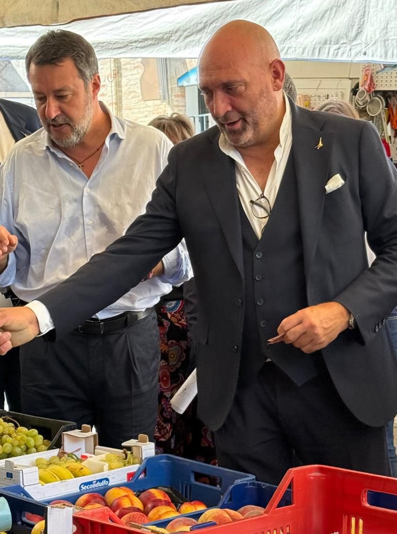 𝗦𝗢𝗥𝗣𝗥𝗘𝗦𝗔, 𝗦𝗔𝗟𝗩𝗜𝗡𝗜 𝗥𝗜𝗡𝗩𝗜𝗔 𝗥𝗜𝗧𝗢𝗥𝗡𝗢 𝗔 𝗥𝗢𝗠𝗔 𝗣𝗘𝗥 𝗦𝗔𝗟𝗜𝗥𝗘 𝗔 𝗙𝗜𝗟𝗢𝗧𝗧𝗥𝗔𝗡𝗢!“𝗙𝗔𝗧𝗘𝗠𝗜 𝗧𝗢𝗖𝗖𝗔𝗥𝗘 𝗖𝗢𝗡 𝗠𝗔𝗡𝗢 𝗤𝗨𝗘𝗦𝗧𝗢 𝗣𝗔𝗢𝗟𝗢𝗥𝗢𝗦𝗦𝗜, 𝗜𝗟 𝗦𝗜𝗡𝗗𝗔𝗖𝗢 𝗦𝗧𝗥𝗔𝗡𝗢”