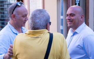 𝗚𝗥𝗔𝗡 𝗧𝗢𝗨𝗥 𝗩𝗔𝗟 𝗠𝗨𝗦𝗢𝗡𝗘, 𝗖𝗢𝗠𝗣𝗥𝗘𝗡𝗦𝗢𝗥𝗜𝗢 𝗖𝗔𝗡𝗗𝗜𝗗𝗔 𝗣𝗨𝗚𝗡𝗔𝗟𝗢𝗡𝗜 𝗦𝗜𝗡𝗗𝗔𝗖𝗢𝟭𝟬𝟬.𝟬𝟬𝟬 𝗔𝗕𝗜𝗧𝗔𝗡𝗧𝗜 𝗗𝗔 𝗥𝗔𝗣𝗣𝗥𝗘𝗦𝗘𝗡𝗧𝗔𝗥𝗘, 𝗦𝗣𝗔𝗥𝗦𝗜 𝗜𝗡 𝗨𝗡𝗔 𝗗𝗢𝗭𝗭𝗜𝗡𝗔 𝗖𝗢𝗠𝗨𝗡𝗜