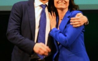 𝗜𝗟 𝗖𝗗 𝗥𝗜𝗔𝗟𝗭𝗔 𝗟𝗔 𝗧𝗘𝗦𝗧𝗔 𝗘 𝗣𝗨𝗥 𝗦𝗘𝗡𝗭𝗔 𝗘𝗟𝗘𝗧𝗧𝗢𝗥𝗜 𝗧𝗢𝗥𝗡𝗔 𝗠𝗔𝗚𝗚𝗜𝗢𝗥𝗔𝗡𝗭𝗔𝟱𝟭.𝟬𝟴% 𝗔 𝟰𝟲.𝟱𝟴%, 𝗟’𝗔𝗥𝗘𝗔 𝗚𝗟𝗢𝗥𝗜𝗢 𝗩𝗔 𝗦𝗢𝗧𝗧𝗢 𝗗𝗜 𝗤𝗨𝗔𝗧𝗧𝗥𝗢 𝗣𝗨𝗡𝗧𝗜 𝗘 𝗠𝗘𝗭𝗭𝗢