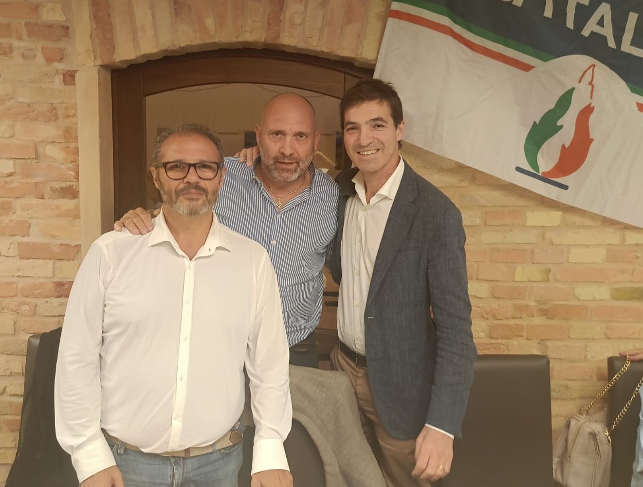 𝗟𝗔 𝗖𝗘𝗡𝗔 𝗗𝗘𝗟𝗟𝗘 𝗕𝗘𝗙𝗙𝗘 𝗗𝗜 𝗙𝗜𝗟𝗢𝗧𝗧𝗥𝗔𝗡𝗢 𝗖𝗢𝗡𝗙𝗘𝗥𝗠𝗔 𝗖𝗜𝗖𝗖𝗜𝗢𝗟𝗜 𝗡𝗔𝗡𝗢 𝗣𝗢𝗟𝗜𝗧𝗜𝗖𝗢!𝗜𝗠𝗕𝗔𝗥𝗔𝗭𝗭𝗢 𝗙𝗥𝗔𝗧𝗘𝗟𝗟𝗜 𝗗𝗜 𝗜𝗧𝗔𝗟𝗜𝗔 𝗣𝗘𝗥 𝗟𝗔 𝗣𝗥𝗘𝗦𝗘𝗡𝗭𝗔 𝗦𝗜𝗡𝗗𝗔𝗖𝗢 𝗣𝗔𝗢𝗟𝗢𝗥𝗢𝗦𝗦𝗜