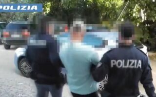 𝗗𝗥𝗢𝗚𝗔: 𝟭𝟰 𝗔𝗥𝗥𝗘𝗦𝗧𝗜 𝗡𝗘𝗟 𝗙𝗘𝗥𝗠𝗔𝗡𝗢, 𝗤𝗨𝗔𝗦𝗜 𝗧𝗨𝗧𝗧𝗜 𝗔 𝗣𝗢𝗥𝗧𝗢 𝗦𝗔𝗡𝗧’𝗘𝗟𝗣𝗜𝗗𝗜𝗢…𝗡𝗘𝗟𝗟𝗔 𝗖𝗜𝗧𝗧𝗔’ 𝗗𝗘𝗟 𝗖𝗔𝗡𝗗𝗜𝗗𝗔𝗧𝗢 𝗖𝗢𝗡𝗦𝗨𝗠𝗔𝗧𝗢𝗥𝗘 𝗣𝗨𝗧𝗭𝗨 𝗕𝗘𝗡 𝗗𝗨𝗘 𝗖𝗘𝗡𝗧𝗥𝗔𝗟𝗜!