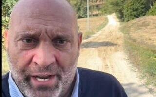 “𝗣𝗨𝗡𝗜𝗧𝗢” 𝗗𝗔𝗜 𝗙𝗜𝗟𝗢𝗧𝗧𝗥𝗔𝗡𝗘𝗦𝗜 𝗣𝗘𝗥 𝗧𝗥𝗢𝗣𝗣𝗢 𝗔𝗠𝗢𝗥𝗘: “𝗟𝗨𝗖𝗔 𝗥𝗘𝗦𝗧𝗔 𝗖𝗢𝗡 𝗡𝗢𝗜!”𝗣𝗔𝗢𝗟𝗢𝗥𝗢𝗦𝗦𝗜 𝗜𝗡𝗔𝗥𝗥𝗘𝗦𝗧𝗔𝗕𝗜𝗟𝗘, 𝗣𝗜𝗨’ 𝗩𝗢𝗧𝗔𝗧𝗢 𝗡𝗘𝗟𝗟𝗘 𝗠𝗔𝗥𝗖𝗛𝗘 𝗠𝗔 𝗡𝗢𝗡 𝗔 𝗖𝗔𝗦𝗔