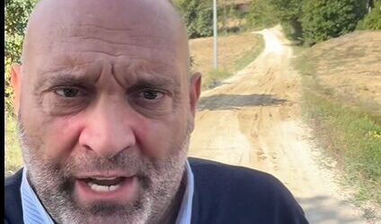 “𝗣𝗨𝗡𝗜𝗧𝗢” 𝗗𝗔𝗜 𝗙𝗜𝗟𝗢𝗧𝗧𝗥𝗔𝗡𝗘𝗦𝗜 𝗣𝗘𝗥 𝗧𝗥𝗢𝗣𝗣𝗢 𝗔𝗠𝗢𝗥𝗘: “𝗟𝗨𝗖𝗔 𝗥𝗘𝗦𝗧𝗔 𝗖𝗢𝗡 𝗡𝗢𝗜!”𝗣𝗔𝗢𝗟𝗢𝗥𝗢𝗦𝗦𝗜 𝗜𝗡𝗔𝗥𝗥𝗘𝗦𝗧𝗔𝗕𝗜𝗟𝗘, 𝗣𝗜𝗨’ 𝗩𝗢𝗧𝗔𝗧𝗢 𝗡𝗘𝗟𝗟𝗘 𝗠𝗔𝗥𝗖𝗛𝗘 𝗠𝗔 𝗡𝗢𝗡 𝗔 𝗖𝗔𝗦𝗔