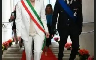 𝗢𝗦𝗜𝗠𝗢 𝗦𝗘𝗡𝗭𝗔 𝗦𝗢𝗟𝗗𝗜, 𝗡𝗢𝗡 𝗣𝗨𝗢’ 𝗣𝗘𝗥𝗠𝗘𝗧𝗧𝗘𝗥𝗦𝗜 𝗨𝗡 𝗗𝗜𝗥𝗜𝗚𝗘𝗡𝗧𝗘 𝗗𝗜 𝗣𝗠𝗣𝗘𝗥 𝗜𝗟 𝗡𝗨𝗢𝗩𝗢 𝗖𝗢𝗠𝗔𝗡𝗗𝗔𝗡𝗧𝗘 𝗙𝗔𝗧𝗧𝗜𝗕𝗜𝗟𝗘 𝗦𝗢𝗟𝗢 𝗨𝗡𝗔 𝗦𝗢𝗟𝗨𝗭𝗜𝗢𝗡𝗘 𝗙𝗜𝗗𝗨𝗖𝗜𝗔𝗥𝗜𝗔