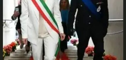 𝗢𝗦𝗜𝗠𝗢 𝗦𝗘𝗡𝗭𝗔 𝗦𝗢𝗟𝗗𝗜, 𝗡𝗢𝗡 𝗣𝗨𝗢’ 𝗣𝗘𝗥𝗠𝗘𝗧𝗧𝗘𝗥𝗦𝗜 𝗨𝗡 𝗗𝗜𝗥𝗜𝗚𝗘𝗡𝗧𝗘 𝗗𝗜 𝗣𝗠𝗣𝗘𝗥 𝗜𝗟 𝗡𝗨𝗢𝗩𝗢 𝗖𝗢𝗠𝗔𝗡𝗗𝗔𝗡𝗧𝗘 𝗙𝗔𝗧𝗧𝗜𝗕𝗜𝗟𝗘 𝗦𝗢𝗟𝗢 𝗨𝗡𝗔 𝗦𝗢𝗟𝗨𝗭𝗜𝗢𝗡𝗘 𝗙𝗜𝗗𝗨𝗖𝗜𝗔𝗥𝗜𝗔