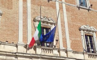 𝗟𝗨𝗧𝗧𝗢 𝗡𝗔𝗭𝗜𝗢𝗡𝗔𝗟𝗘, 𝗦𝗧𝗔𝗩𝗢𝗟𝗧𝗔 𝗢𝗦𝗜𝗠𝗢 𝗕𝗔𝗧𝗧𝗘 𝗧𝗨𝗧𝗧𝗜 𝗘 𝗣𝗜𝗔𝗡𝗚𝗘 𝗣𝗘𝗥 𝗣𝗥𝗜𝗠𝗔…𝗗𝗢𝗣𝗢 𝗟𝗔 𝗕𝗥𝗨𝗧𝗧𝗔 𝗙𝗜𝗚𝗨𝗥𝗔 𝗣𝗔𝗟𝗘𝗦𝗧𝗜𝗡𝗘𝗦𝗘, 𝗜𝗟 𝗖𝗢𝗠𝗨𝗡𝗘 𝗚𝗜𝗢𝗖𝗔 𝗗𝗜 𝗔𝗡𝗧𝗜𝗖𝗜𝗣𝗢