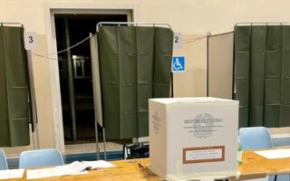 𝗡𝗘𝗦𝗦𝗨𝗡𝗢 𝗟’𝗛𝗔 𝗥𝗔𝗖𝗖𝗢𝗡𝗧𝗔𝗧𝗢 𝗠𝗔 𝗦𝗢𝗡𝗢 𝗦𝗣𝗔𝗥𝗜𝗧𝗜 𝗔𝗟𝗧𝗥𝗜 𝟭.𝟱𝟱𝟴.𝟵𝟵𝟯 𝗘𝗟𝗘𝗧𝗧𝗢𝗥𝗜𝗣𝗘𝗥 𝗟𝗔 𝗣𝗥𝗜𝗠𝗔 𝗩𝗢𝗟𝗧𝗔 𝗜𝗟 𝗗𝗔𝗧𝗢 𝗠𝗘𝗗𝗜𝗢 𝗗𝗘𝗟𝗟𝗘 𝗥𝗘𝗚𝗜𝗢𝗡𝗔𝗟𝗜 𝗦𝗘𝗚𝗡𝗔 𝗜𝗟 𝟰𝟮.𝟱𝟭%!