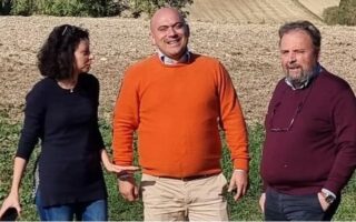 𝗟𝗔 “𝗕𝗨𝗢𝗡𝗔 𝗨𝗦𝗖𝗜𝗧𝗔” 𝗔𝗦𝗧𝗘𝗔 𝗡𝗘𝗚𝗔𝗧𝗔 𝗦𝗖𝗔𝗧𝗘𝗡𝗔 𝗠𝗔𝗥𝗖𝗛𝗘𝗧𝗧𝗜 𝗔𝗡𝗧𝗜 𝗚𝗟𝗢𝗥𝗜𝗢?!?𝟰𝟬𝟬.𝟬𝟬𝟬€, 𝗣𝗢𝗟𝗜𝗧𝗜𝗖𝗢 𝗣𝗜𝗨’ 𝗣𝗔𝗚𝗔𝗧𝗢 𝗗𝗜 𝗦𝗘𝗠𝗣𝗥𝗘… 𝗤𝗨𝗔𝗦𝗜 𝗖𝗢𝗠𝗘 𝗨𝗡 𝗠𝗔𝗡𝗔𝗚𝗘𝗥