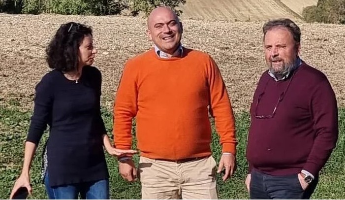 𝗟𝗔 “𝗕𝗨𝗢𝗡𝗔 𝗨𝗦𝗖𝗜𝗧𝗔” 𝗔𝗦𝗧𝗘𝗔 𝗡𝗘𝗚𝗔𝗧𝗔 𝗦𝗖𝗔𝗧𝗘𝗡𝗔 𝗠𝗔𝗥𝗖𝗛𝗘𝗧𝗧𝗜 𝗔𝗡𝗧𝗜 𝗚𝗟𝗢𝗥𝗜𝗢?!?𝟰𝟬𝟬.𝟬𝟬𝟬€, 𝗣𝗢𝗟𝗜𝗧𝗜𝗖𝗢 𝗣𝗜𝗨’ 𝗣𝗔𝗚𝗔𝗧𝗢 𝗗𝗜 𝗦𝗘𝗠𝗣𝗥𝗘… 𝗤𝗨𝗔𝗦𝗜 𝗖𝗢𝗠𝗘 𝗨𝗡 𝗠𝗔𝗡𝗔𝗚𝗘𝗥