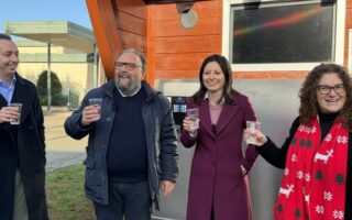 𝗟𝗔 𝗠𝗔𝗟𝗘𝗗𝗜𝗭𝗜𝗢𝗡𝗘 𝗗𝗜 𝗠𝗔𝗥𝗖𝗛𝗘𝗧𝗧𝗜: 𝗟𝗜𝗕𝗜𝗔𝗠 (𝗖𝗢𝗡 𝗔𝗖𝗤𝗨𝗔!) 𝗡𝗘’ 𝗟𝗜𝗘𝗧𝗜 𝗖𝗔𝗟𝗜𝗖𝗜…𝗔𝗗𝗗𝗜𝗢 𝗗𝗘𝗟𝗟’𝗔𝗗 𝗔𝗦𝗧𝗘𝗔, 𝗕𝗥𝗜𝗡𝗗𝗜𝗦𝗜 𝗖𝗢𝗡 𝗟𝗔 𝗚𝗟𝗢𝗥𝗜𝗢 𝗘 𝗟’𝗔𝗖𝗤𝗨𝗔 𝗗𝗘𝗟 𝗦𝗜𝗡𝗗𝗔𝗖𝗢!