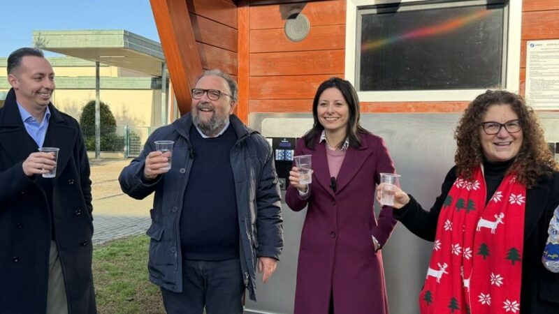 𝗟𝗔 𝗠𝗔𝗟𝗘𝗗𝗜𝗭𝗜𝗢𝗡𝗘 𝗗𝗜 𝗠𝗔𝗥𝗖𝗛𝗘𝗧𝗧𝗜: 𝗟𝗜𝗕𝗜𝗔𝗠 (𝗖𝗢𝗡 𝗔𝗖𝗤𝗨𝗔!) 𝗡𝗘’ 𝗟𝗜𝗘𝗧𝗜 𝗖𝗔𝗟𝗜𝗖𝗜…𝗔𝗗𝗗𝗜𝗢 𝗗𝗘𝗟𝗟’𝗔𝗗 𝗔𝗦𝗧𝗘𝗔, 𝗕𝗥𝗜𝗡𝗗𝗜𝗦𝗜 𝗖𝗢𝗡 𝗟𝗔 𝗚𝗟𝗢𝗥𝗜𝗢 𝗘 𝗟’𝗔𝗖𝗤𝗨𝗔 𝗗𝗘𝗟 𝗦𝗜𝗡𝗗𝗔𝗖𝗢!