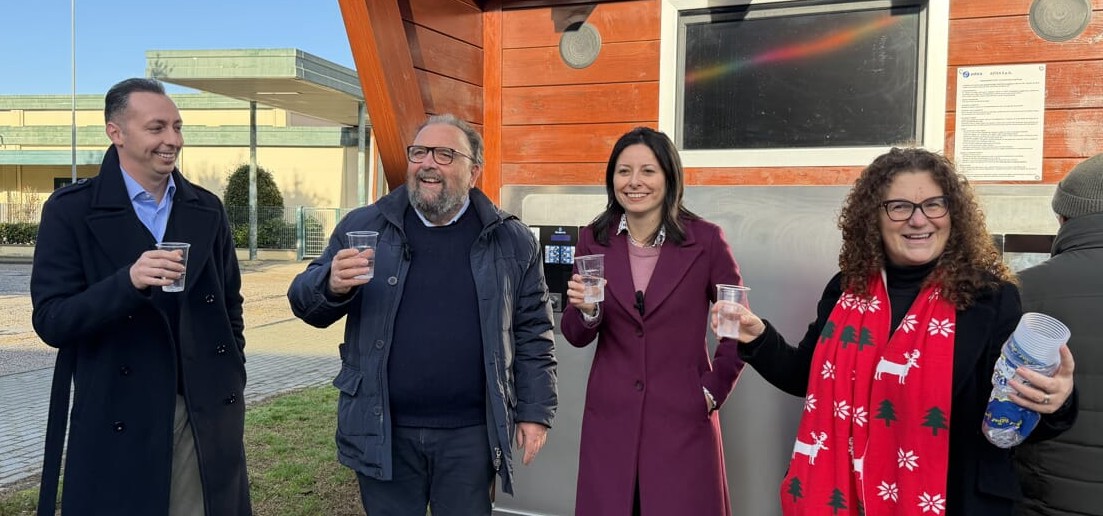 𝗟𝗔 𝗠𝗔𝗟𝗘𝗗𝗜𝗭𝗜𝗢𝗡𝗘 𝗗𝗜 𝗠𝗔𝗥𝗖𝗛𝗘𝗧𝗧𝗜: 𝗟𝗜𝗕𝗜𝗔𝗠 (𝗖𝗢𝗡 𝗔𝗖𝗤𝗨𝗔!) 𝗡𝗘’ 𝗟𝗜𝗘𝗧𝗜 𝗖𝗔𝗟𝗜𝗖𝗜…𝗔𝗗𝗗𝗜𝗢 𝗗𝗘𝗟𝗟’𝗔𝗗 𝗔𝗦𝗧𝗘𝗔, 𝗕𝗥𝗜𝗡𝗗𝗜𝗦𝗜 𝗖𝗢𝗡 𝗟𝗔 𝗚𝗟𝗢𝗥𝗜𝗢 𝗘 𝗟’𝗔𝗖𝗤𝗨𝗔 𝗗𝗘𝗟 𝗦𝗜𝗡𝗗𝗔𝗖𝗢!