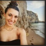 𝗦𝗜 𝗜𝗠𝗣𝗜𝗖𝗖𝗔 𝗔𝗟𝗟𝗔 𝗧𝗘𝗡𝗗𝗔 𝗗𝗘𝗟𝗟𝗔 𝗖𝗔𝗠𝗘𝗥𝗔 𝗖𝗢𝗡 𝗩𝗜𝗦𝗧𝗔 𝗦𝗨𝗟𝗟𝗔 𝗙𝗜𝗡𝗘𝗦𝗧𝗥𝗔𝗟𝗔 𝗠𝗔𝗖𝗔𝗕𝗥𝗔 𝗦𝗔𝗚𝗢𝗠𝗔 𝗩𝗜𝗦𝗧𝗔 𝗢𝗦𝗖𝗜𝗟𝗟𝗔𝗥𝗘 𝗗𝗔𝗜 𝗩𝗜𝗖𝗜𝗡𝗜 𝗖𝗛𝗘 𝗗𝗔𝗡𝗡𝗢 𝗟’𝗔𝗟𝗟𝗔𝗥𝗠𝗘