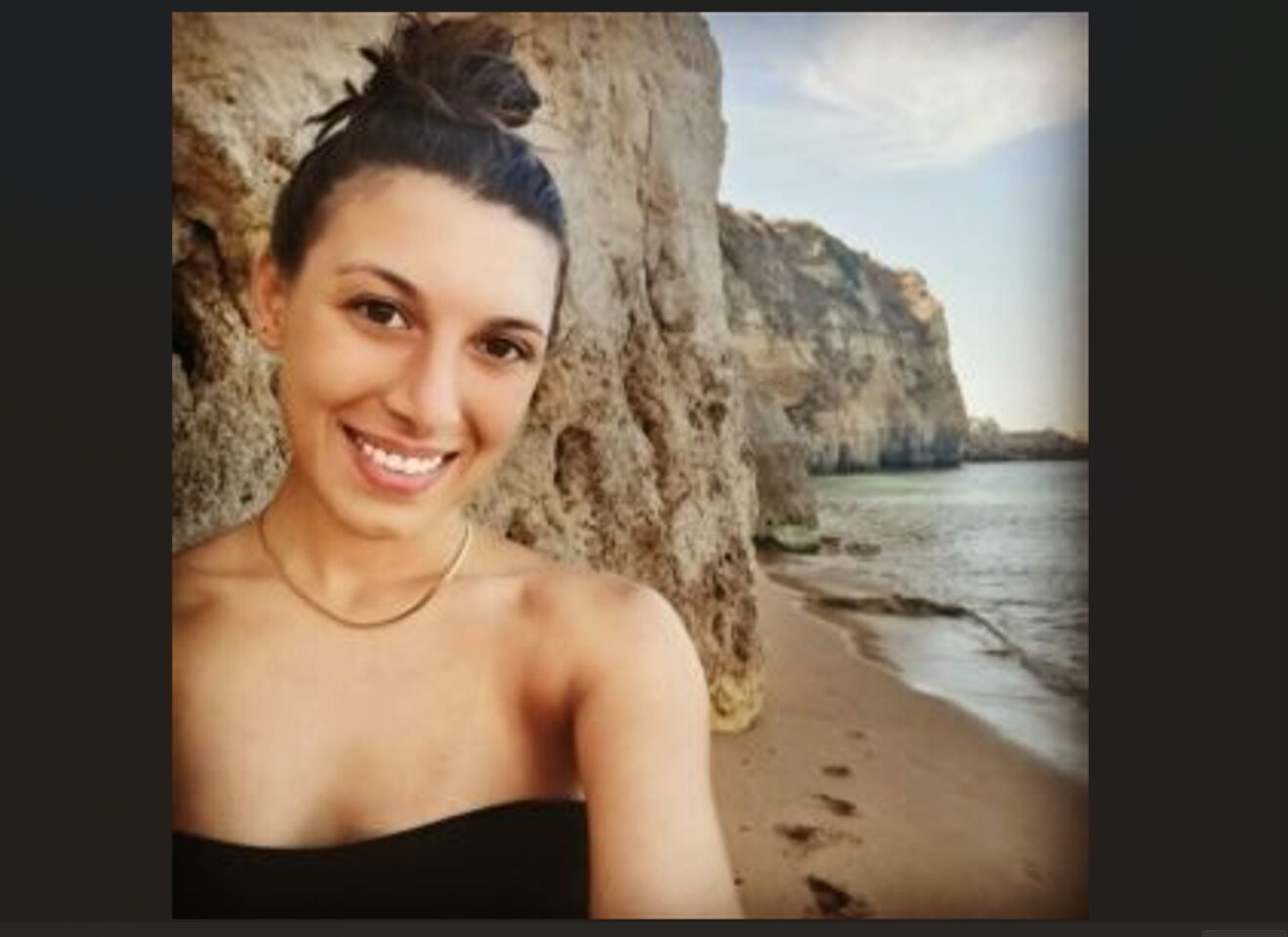 𝗦𝗜 𝗜𝗠𝗣𝗜𝗖𝗖𝗔 𝗔𝗟𝗟𝗔 𝗧𝗘𝗡𝗗𝗔 𝗗𝗘𝗟𝗟𝗔 𝗖𝗔𝗠𝗘𝗥𝗔 𝗖𝗢𝗡 𝗩𝗜𝗦𝗧𝗔 𝗦𝗨𝗟𝗟𝗔 𝗙𝗜𝗡𝗘𝗦𝗧𝗥𝗔𝗟𝗔 𝗠𝗔𝗖𝗔𝗕𝗥𝗔 𝗦𝗔𝗚𝗢𝗠𝗔 𝗩𝗜𝗦𝗧𝗔 𝗢𝗦𝗖𝗜𝗟𝗟𝗔𝗥𝗘 𝗗𝗔𝗜 𝗩𝗜𝗖𝗜𝗡𝗜 𝗖𝗛𝗘 𝗗𝗔𝗡𝗡𝗢 𝗟’𝗔𝗟𝗟𝗔𝗥𝗠𝗘