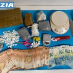 𝗡𝗢𝗡 𝗚𝗥𝗔𝗠𝗠𝗜 𝗠𝗔 𝗖𝗢𝗖𝗔 𝗔 𝗖𝗛𝗜𝗟𝗜, 𝗟𝗔 𝗦𝗤𝗨𝗔𝗗𝗥𝗔 𝗠𝗢𝗕𝗜𝗟𝗘 𝗦𝗧𝗥𝗢𝗡𝗖𝗔 𝗧𝗥𝗔𝗙𝗙𝗜𝗖𝗢<br>𝗡𝗔𝗦𝗖𝗢𝗡𝗗𝗘𝗩𝗔 𝗢𝗟𝗧𝗥𝗘 𝟮 𝗞𝗚. 𝗗𝗜 𝗗𝗥𝗢𝗚𝗔, 𝗠𝗔𝗡𝗘𝗧𝗧𝗘 𝗔𝗟 𝗖𝗜𝗠𝗜𝗧𝗘𝗥𝗢 𝗗𝗘𝗟 𝗣𝗜𝗡𝗢𝗖𝗖𝗛𝗜𝗢