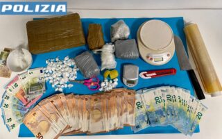 𝗡𝗢𝗡 𝗚𝗥𝗔𝗠𝗠𝗜 𝗠𝗔 𝗖𝗢𝗖𝗔 𝗔 𝗖𝗛𝗜𝗟𝗜, 𝗟𝗔 𝗦𝗤𝗨𝗔𝗗𝗥𝗔 𝗠𝗢𝗕𝗜𝗟𝗘 𝗦𝗧𝗥𝗢𝗡𝗖𝗔 𝗧𝗥𝗔𝗙𝗙𝗜𝗖𝗢𝗡𝗔𝗦𝗖𝗢𝗡𝗗𝗘𝗩𝗔 𝗢𝗟𝗧𝗥𝗘 𝟮 𝗞𝗚. 𝗗𝗥𝗢𝗚𝗔, 𝗠𝗔𝗡𝗘𝗧𝗧𝗘 𝗔𝗟 𝗖𝗜𝗠𝗜𝗧𝗘𝗥𝗢 𝗗𝗘𝗟 𝗣𝗜𝗡𝗢𝗖𝗖𝗛𝗜𝗢