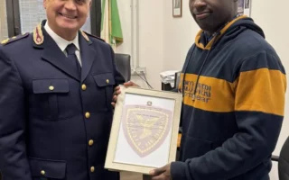 𝗚𝗜𝗢𝗩𝗔𝗡𝗘 𝗣𝗨𝗚𝗜𝗟𝗘 𝗡𝗜𝗚𝗘𝗥𝗜𝗔𝗡𝗢 𝗣𝗢𝗡𝗘 𝗜𝗡 𝗦𝗔𝗟𝗩𝗢 𝗗𝗢𝗡𝗡𝗔 𝗦𝗧𝗘𝗦𝗔 𝗦𝗨𝗟 𝗕𝗜𝗡𝗔𝗥𝗜𝗢𝗔𝗟𝗟𝗘𝗥𝗧𝗔𝗧𝗔 𝗟𝗔 𝗣𝗢𝗟𝗙𝗘𝗥 𝗖𝗛𝗘 𝗛𝗔 𝗕𝗟𝗢𝗖𝗖𝗔𝗧𝗢 𝗟𝗔 𝗖𝗜𝗥𝗖𝗢𝗟𝗔𝗭𝗜𝗢𝗡𝗘 𝗦𝗨𝗟𝗟𝗔 𝗧𝗥𝗔𝗧𝗧𝗔