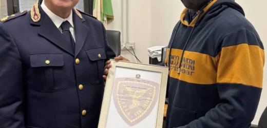 𝗚𝗜𝗢𝗩𝗔𝗡𝗘 𝗣𝗨𝗚𝗜𝗟𝗘 𝗡𝗜𝗚𝗘𝗥𝗜𝗔𝗡𝗢 𝗣𝗢𝗡𝗘 𝗜𝗡 𝗦𝗔𝗟𝗩𝗢 𝗗𝗢𝗡𝗡𝗔 𝗦𝗧𝗘𝗦𝗔 𝗦𝗨𝗟 𝗕𝗜𝗡𝗔𝗥𝗜𝗢𝗔𝗟𝗟𝗘𝗥𝗧𝗔𝗧𝗔 𝗟𝗔 𝗣𝗢𝗟𝗙𝗘𝗥 𝗖𝗛𝗘 𝗛𝗔 𝗕𝗟𝗢𝗖𝗖𝗔𝗧𝗢 𝗟𝗔 𝗖𝗜𝗥𝗖𝗢𝗟𝗔𝗭𝗜𝗢𝗡𝗘 𝗦𝗨𝗟𝗟𝗔 𝗧𝗥𝗔𝗧𝗧𝗔