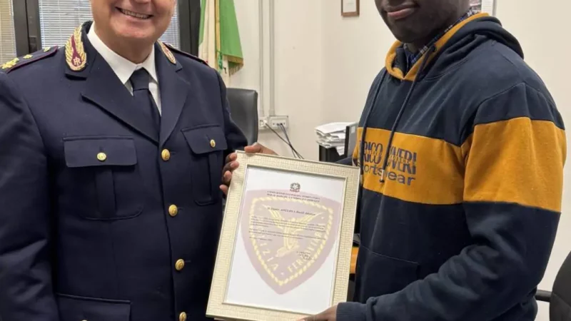 𝗚𝗜𝗢𝗩𝗔𝗡𝗘 𝗣𝗨𝗚𝗜𝗟𝗘 𝗡𝗜𝗚𝗘𝗥𝗜𝗔𝗡𝗢 𝗣𝗢𝗡𝗘 𝗜𝗡 𝗦𝗔𝗟𝗩𝗢 𝗗𝗢𝗡𝗡𝗔 𝗦𝗧𝗘𝗦𝗔 𝗦𝗨𝗟 𝗕𝗜𝗡𝗔𝗥𝗜𝗢𝗔𝗟𝗟𝗘𝗥𝗧𝗔𝗧𝗔 𝗟𝗔 𝗣𝗢𝗟𝗙𝗘𝗥 𝗖𝗛𝗘 𝗛𝗔 𝗕𝗟𝗢𝗖𝗖𝗔𝗧𝗢 𝗟𝗔 𝗖𝗜𝗥𝗖𝗢𝗟𝗔𝗭𝗜𝗢𝗡𝗘 𝗦𝗨𝗟𝗟𝗔 𝗧𝗥𝗔𝗧𝗧𝗔