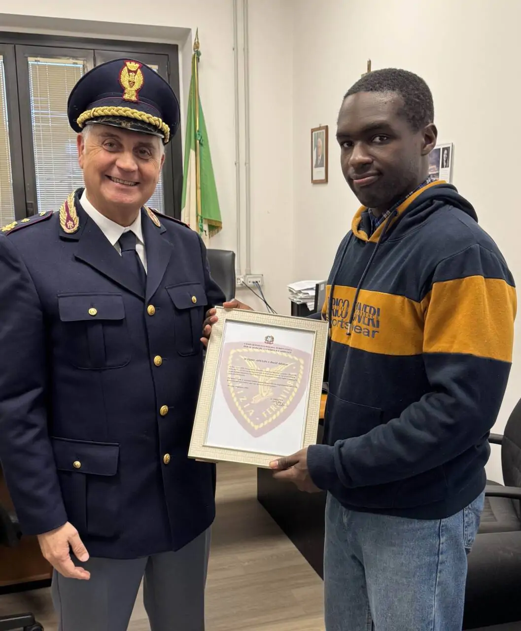 𝗚𝗜𝗢𝗩𝗔𝗡𝗘 𝗣𝗨𝗚𝗜𝗟𝗘 𝗡𝗜𝗚𝗘𝗥𝗜𝗔𝗡𝗢 𝗣𝗢𝗡𝗘 𝗜𝗡 𝗦𝗔𝗟𝗩𝗢 𝗗𝗢𝗡𝗡𝗔 𝗦𝗧𝗘𝗦𝗔 𝗦𝗨𝗟 𝗕𝗜𝗡𝗔𝗥𝗜𝗢𝗔𝗟𝗟𝗘𝗥𝗧𝗔𝗧𝗔 𝗟𝗔 𝗣𝗢𝗟𝗙𝗘𝗥 𝗖𝗛𝗘 𝗛𝗔 𝗕𝗟𝗢𝗖𝗖𝗔𝗧𝗢 𝗟𝗔 𝗖𝗜𝗥𝗖𝗢𝗟𝗔𝗭𝗜𝗢𝗡𝗘 𝗦𝗨𝗟𝗟𝗔 𝗧𝗥𝗔𝗧𝗧𝗔