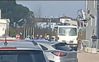 𝗖𝗘𝗦𝗧𝗘𝗟𝗟𝗢 𝗨𝗥𝗧𝗔𝗧𝗢 𝗖𝗔𝗥𝗚𝗢𝗣𝗜𝗘𝗥, 𝗢𝗣𝗘𝗥𝗔𝗧𝗢𝗥𝗘 𝗙𝗜𝗢𝗡𝗗𝗔𝗧𝗢 𝗦𝗨 𝗔𝗨𝗧𝗢 𝗜𝗡 𝗦𝗢𝗦𝗧𝗔𝗥𝗜𝗠𝗨𝗢𝗩𝗘𝗩𝗔 𝗟𝗨𝗠𝗜𝗡𝗔𝗥𝗜𝗘 𝗡𝗔𝗧𝗔𝗟𝗜𝗭𝗜𝗘, 𝗚𝗥𝗔𝗩𝗘 𝗨𝗡 𝗚𝗜𝗨𝗟𝗜𝗘𝗦𝗘 𝗗𝗜 𝟲𝟭 𝗔𝗡𝗡𝗜