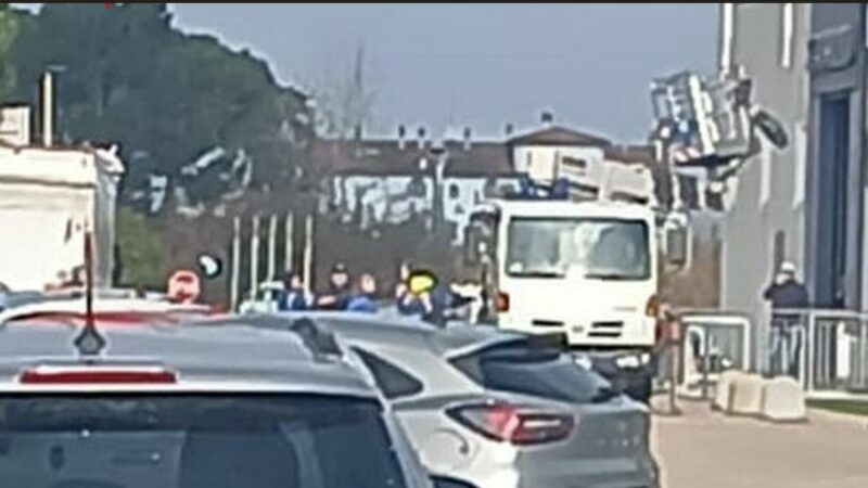 𝗖𝗘𝗦𝗧𝗘𝗟𝗟𝗢 𝗨𝗥𝗧𝗔𝗧𝗢 𝗖𝗔𝗥𝗚𝗢𝗣𝗜𝗘𝗥, 𝗢𝗣𝗘𝗥𝗔𝗧𝗢𝗥𝗘 𝗙𝗜𝗢𝗡𝗗𝗔𝗧𝗢 𝗦𝗨 𝗔𝗨𝗧𝗢 𝗜𝗡 𝗦𝗢𝗦𝗧𝗔𝗥𝗜𝗠𝗨𝗢𝗩𝗘𝗩𝗔 𝗟𝗨𝗠𝗜𝗡𝗔𝗥𝗜𝗘 𝗡𝗔𝗧𝗔𝗟𝗜𝗭𝗜𝗘, 𝗚𝗥𝗔𝗩𝗘 𝗨𝗡 𝗚𝗜𝗨𝗟𝗜𝗘𝗦𝗘 𝗗𝗜 𝟲𝟭 𝗔𝗡𝗡𝗜